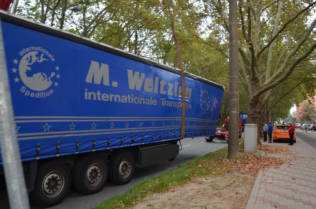 LKW verliert Auflieger Koeln Boltensternstr Pasteurstr P1967.JPG